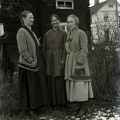 Fru Stenkvist med döttrar.